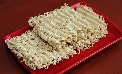 方便面为什么做成弯曲的