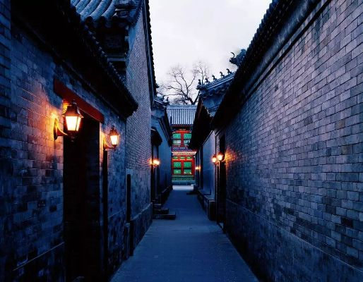 夜探郡王府的隐秘指引者,谁在黑暗中为我们点亮前路